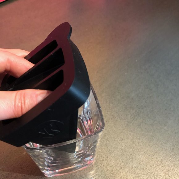 Like New Silicone Whiskey Wedge & Glass Set - Picture 5 of 11